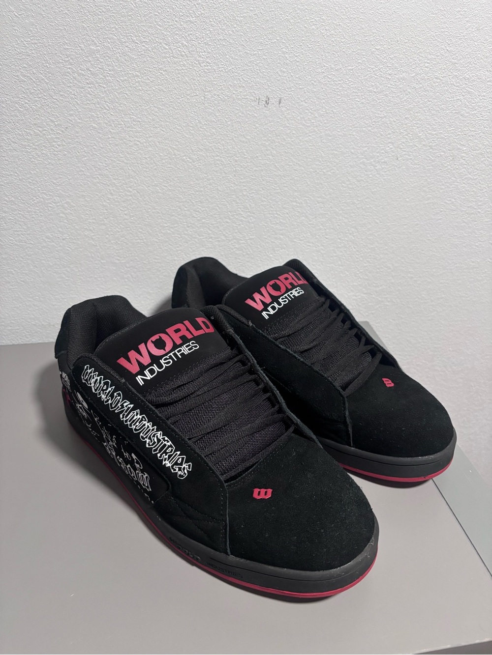 World Industries Black & Red Skate Shoe - Picture 2 of 5